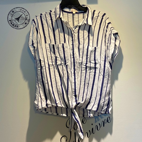 Buttoned shirt Brand K.I.T Color- white with blue stripes and pockets Size L - Picture 1 of 2